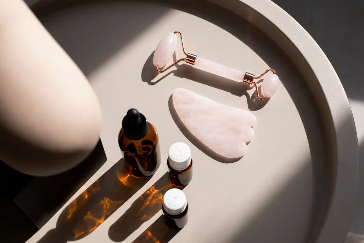 Perrin en quartz rose pour le visage avec ensemble de gua sha et bouteilles pipette.